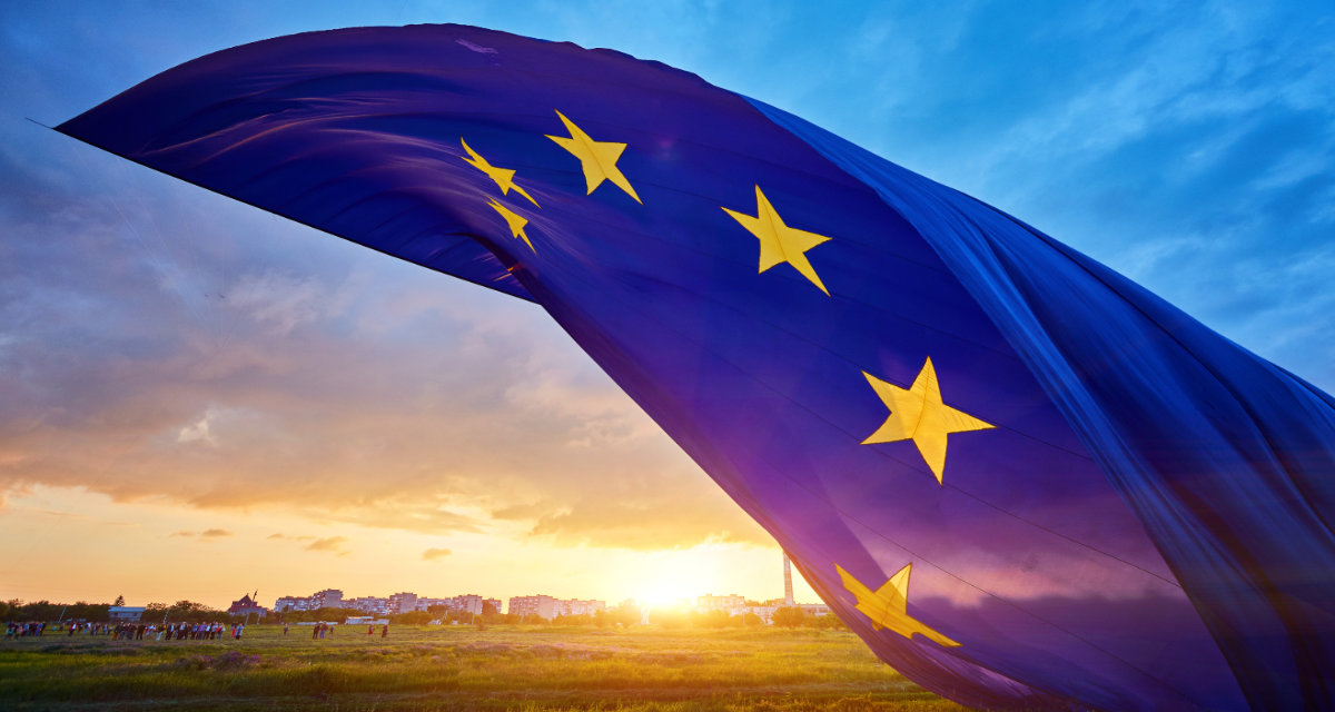 EU-Flagge im Sonnenuntergang | Adobe Stock | Ryzhkov Oleksandr | 193555324
