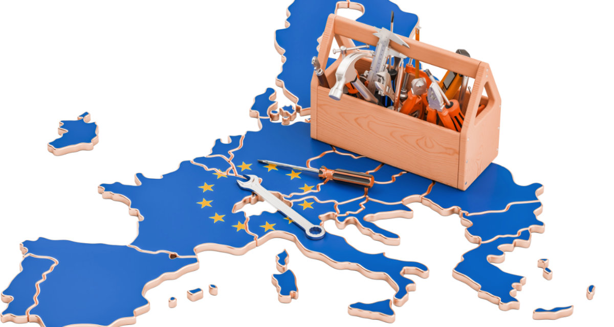 EU-Flagge mit Werkzeugkasten | Adobe Stock | alexlmx | 162857797
