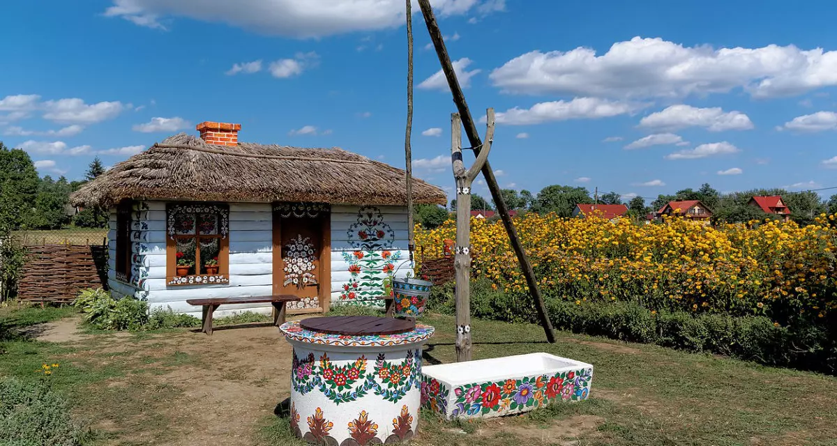 Das malerische Dorf Zalipie mit bunt bemalten Häusern | Jakub Hałun | Wikipedia | CC BY-SA 4.0