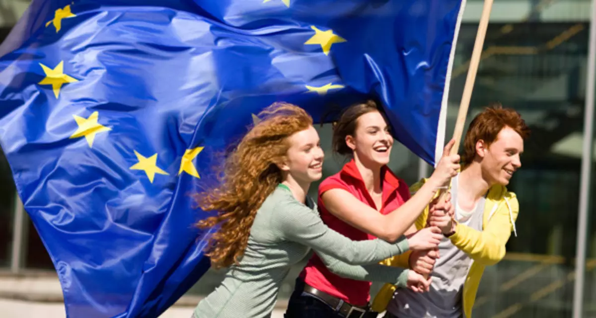 Junge Leute mit der EU-Flagge. Foto: Juice Images Lizenzfrei, www.fotosearch.de, 20427 