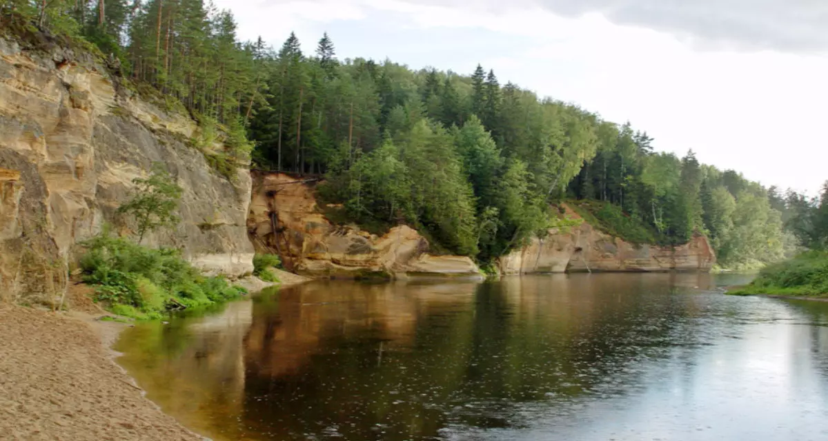 Evonische Sandsteinklippen – Ergelu-Klippen am Fluss Gauja im Nationalpark| USDA Forest Service Gatis Pāvils| Wikimedia | CC BY-SA 3.0