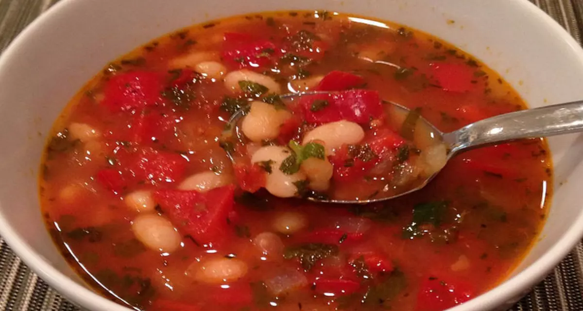 Bohnensuppe mit Tomaten und roter Paprika | Wikipedia | Gillgaramond | CC BY-SA 4.0