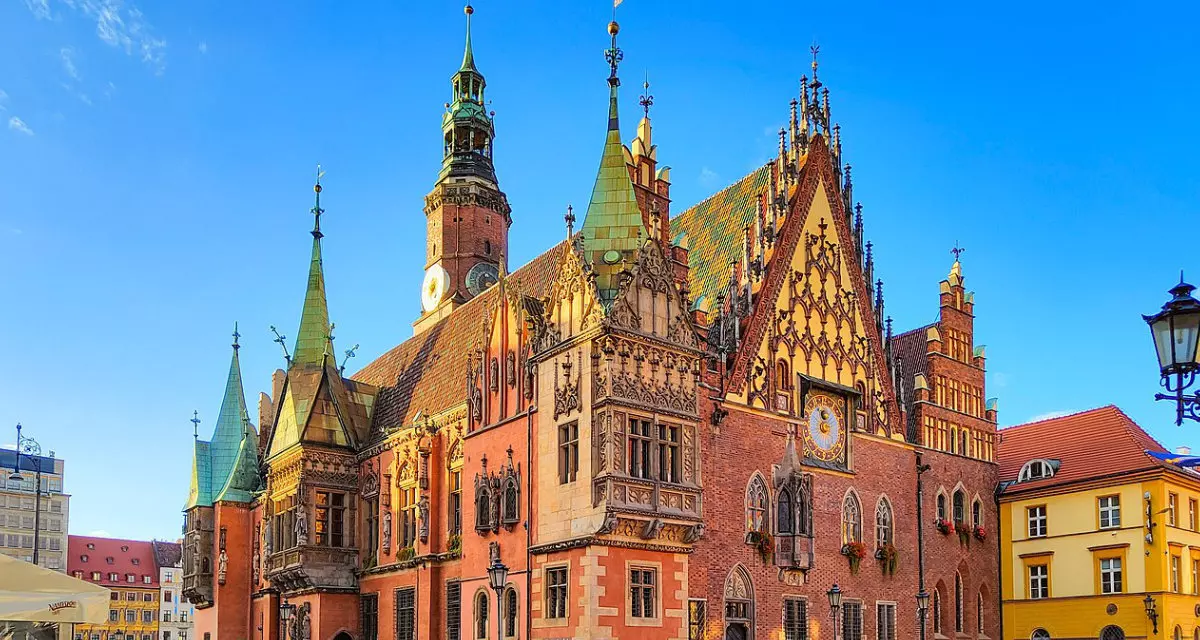 Altstadt von Breslau mit dem im Mittelalter erbauten alten Rathaus | Szczecinolog | Wikipedia | CC BY-SA 4.0