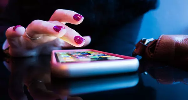 zum Dossier: (Smartphone. Foto: Rob Hampson, unsplash.com)