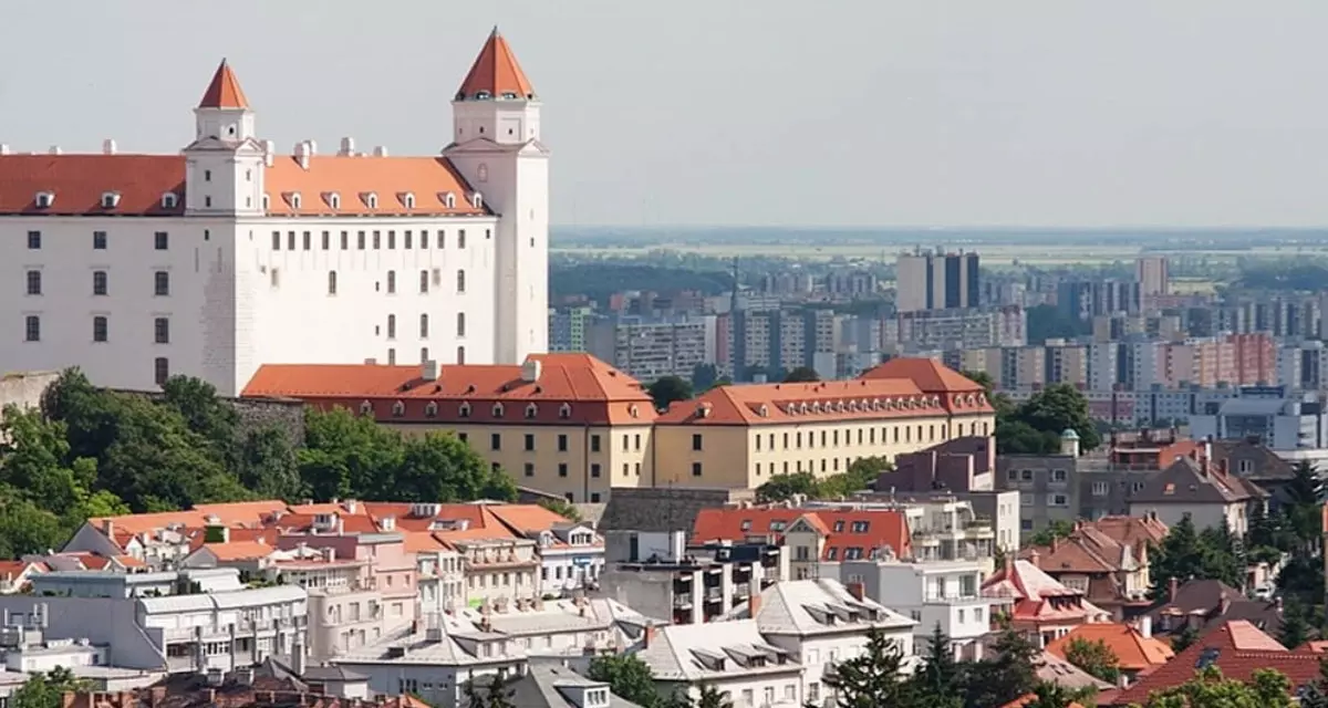 Bratislava mit der Burg im Vodergrund | SFero | Slavic Wiki | CC-BY-SA 