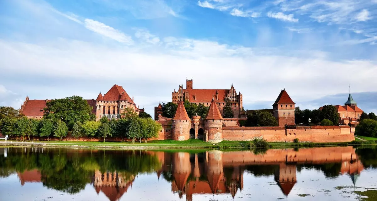 Marienburg am Ufer der Novat | Gregy | Wikipedia | CC BY-SA 3.0 pl