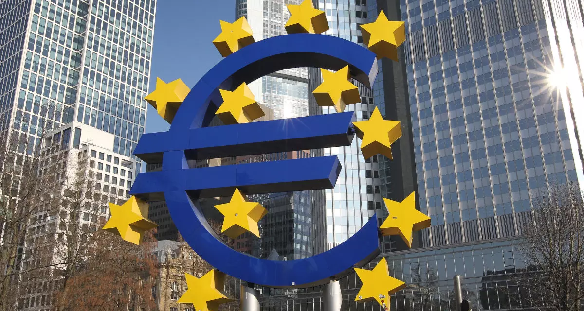 Euro-Skulptur von Ottmar Hörl vor dem Gebäude der Europäischen Zentralbank in Frankfurt am Main.