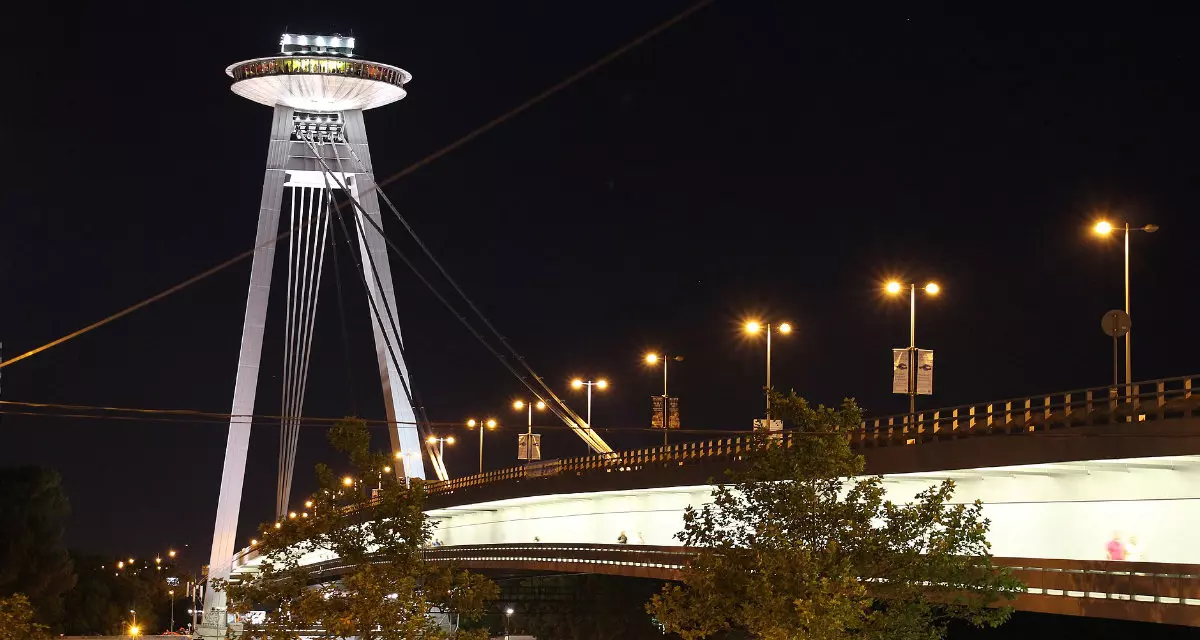 Brücke in Bratislava mit Aussichtsturm UFO | Fred Romero | Wikimedia | CC BY 2.0