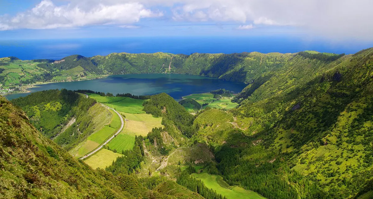 Die blaugrünen Kraterseen Sete Cidades auf den Azoren | Wikipedia | CC BY-SA 3.0