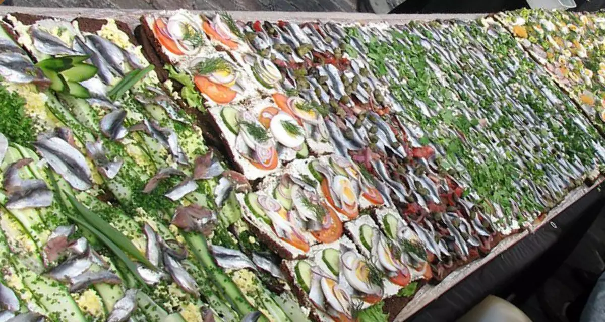 Kiluvoileib - Brot belegt mit Fisch und Allerlei | Wikidata | Ave Maria Mõistlik | CC BY-SA 3.0