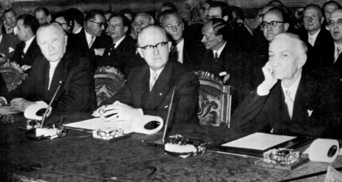 Bundeskanzler Konrad Adenauer, Staatssekretär Walter Hallstein und der italienische Ministerpräsident Antonio Segni bei der Unterzeichnung der Römischen Verträge. Foto: Bundesarchiv, Bild 183-45653-0001 / CC-BY-SA 3.0