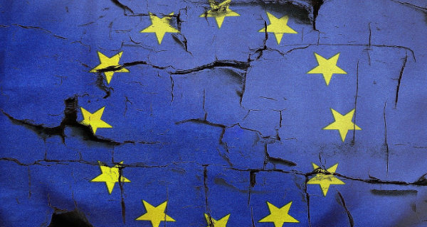 Symbolbild EU-Flagge mit Rissen. Pixabay License