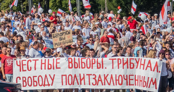 "Fair elections. Tribunal. Freedom to the political prisoners". Protest rally against Lukashenko, 16 August. Minsk, Belarus. Foto: Homoatrox, Wikimedia, CC BY-SA 3.0